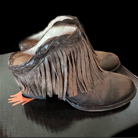 FREEBIRD LUCY FRINGE CLOGS - Picture 2 of 9